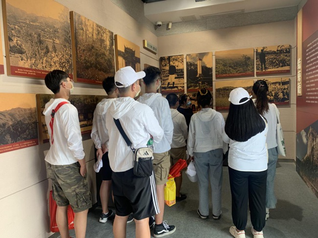 在福建省蘇維埃政府舊址聆聽(tīng)革命先輩事跡。福建船政交通職業(yè)學(xué)院供圖