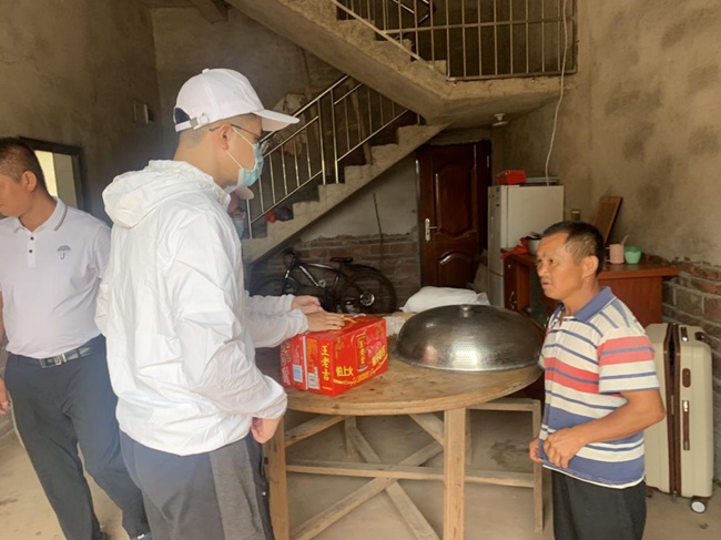實(shí)踐隊走訪慰問脫貧戶。福建船政交通職業(yè)學(xué)院供圖