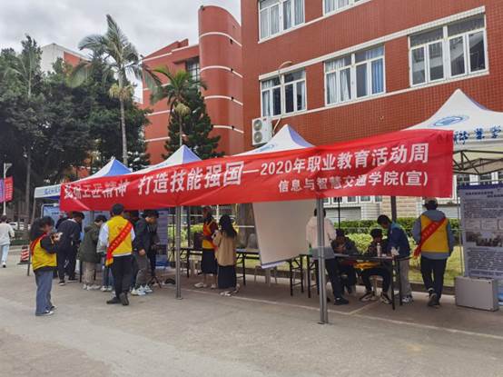 人們走在街頭
描述已自動生成